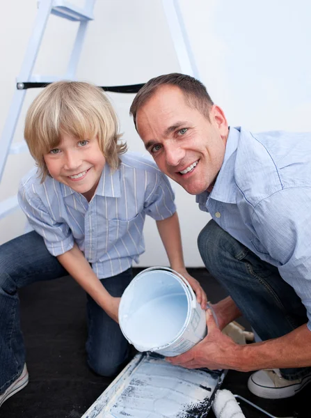 Father and his boy smiling at the camera — Stock Photo, Image