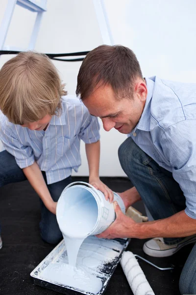 Счастливый отец и его сын готовят краску — стоковое фото