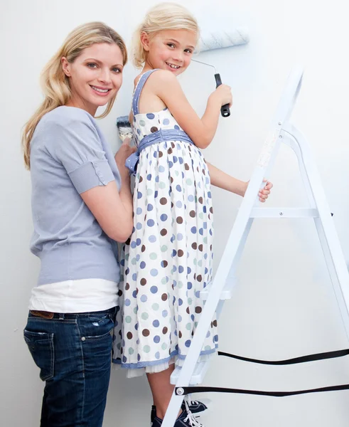 Madre y su niña pintando una habitación —  Fotos de Stock