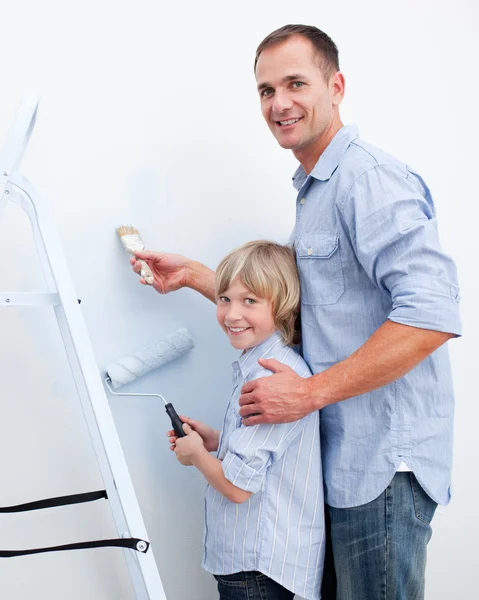 Padre e suo figlio dipingono una stanza — Foto Stock