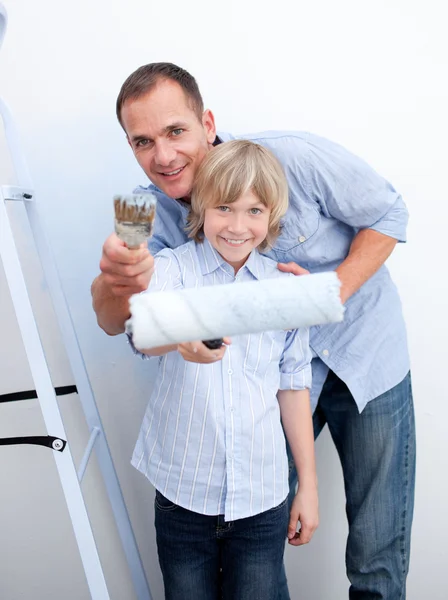 微笑的父亲和他的儿子拿画笔 — 图库照片