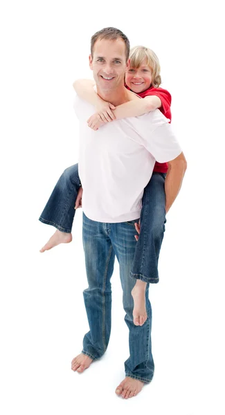 Kochający ojciec daje synowi piggyback jazdy — Zdjęcie stockowe