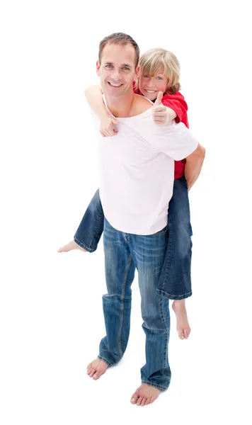 Sorrindo pai dando seu filho passeio de piggyback — Fotografia de Stock