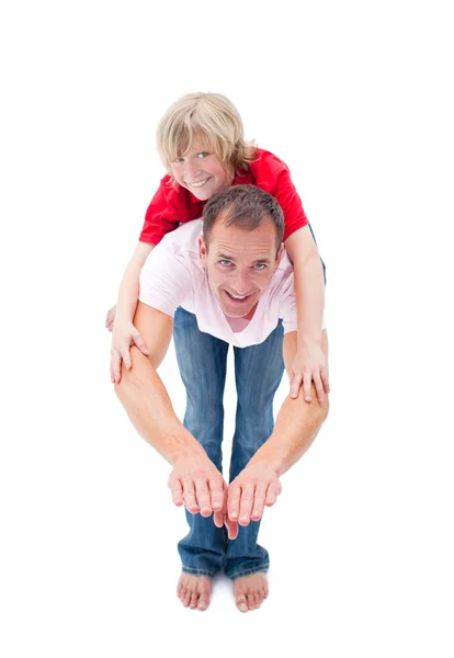 Uśmiechnięty chłopczyk korzystających piggyback jazdy z ojcem — Zdjęcie stockowe