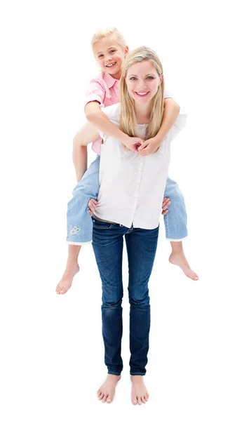 Menina bonito gostando de passeio de piggyback com sua mãe — Fotografia de Stock