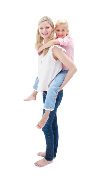 Adorável menina desfrutando de passeio de piggyback com sua mãe — Fotografia de Stock