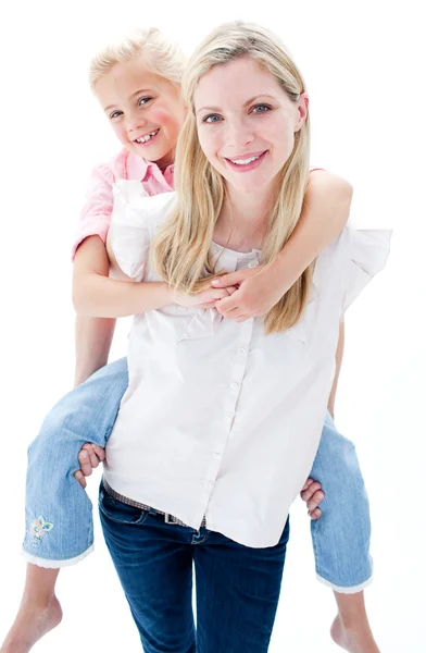 그녀의 어머니와 가진 피기백 탐을 즐기는 어린 소녀 클로즈업 — 스톡 사진