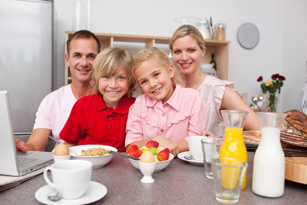 Lycklig familj som äter frukost tillsammans — Stockfoto