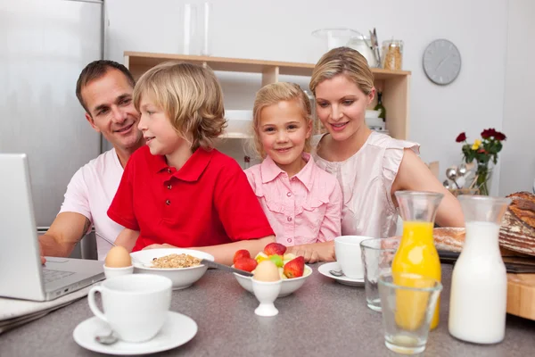 Jolly familj äter frukost tillsammans — Stockfoto