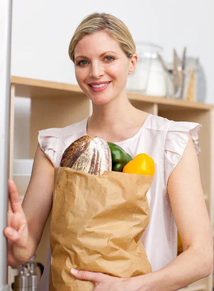 食料品の袋を保持している魅力的な女性 — ストック写真