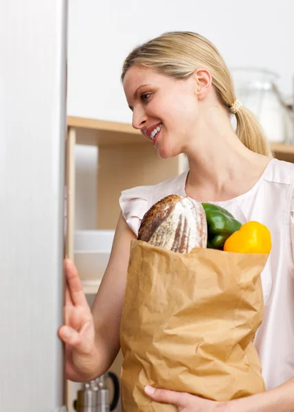 Улыбающаяся женщина держит сумку с продуктами — стоковое фото