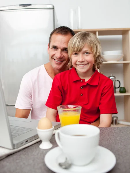 Happy father and his son having breakfast — Stock Photo, Image