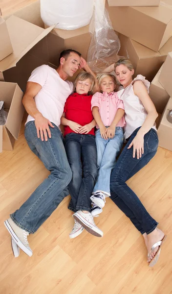 Moe familie slapen op de vloer liggen — Stockfoto