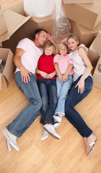 Famiglia stanca che dorme sdraiata sul pavimento — Foto Stock