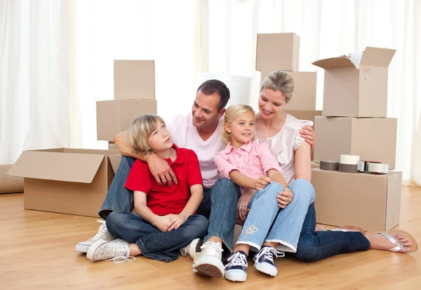 Família cansada relaxante ao mudar de casa — Fotografia de Stock