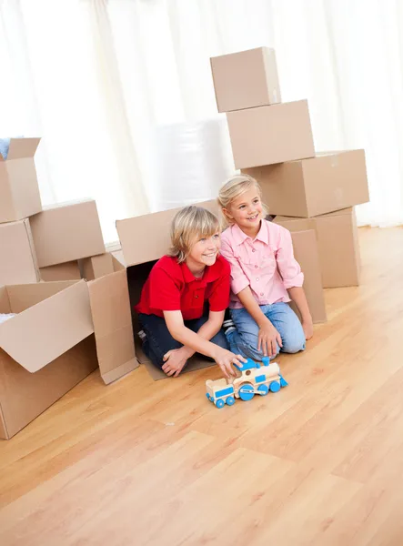 Smiling sibling playing while moving house — Stock Photo, Image