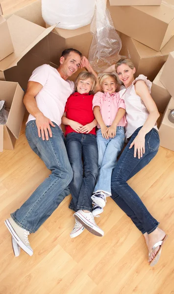 Sonriente familia mientras se mueve casa —  Fotos de Stock
