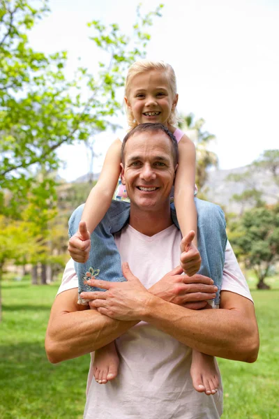 Lycklig far att ge sin dotter piggy-back rida — Stockfoto
