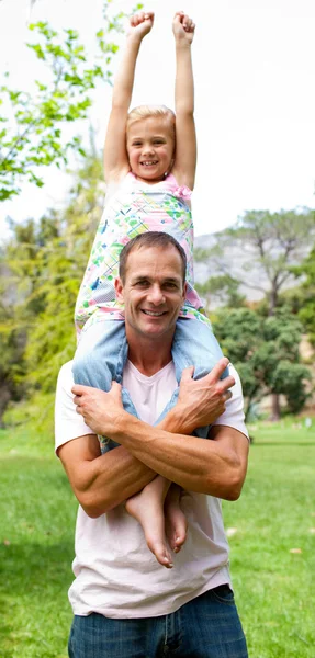 Freudiger Vater gibt seiner Tochter Huckepack-Fahrt — Stockfoto