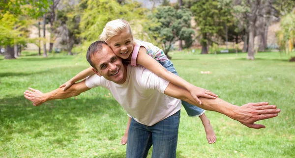 Adorable niña divirtiéndose con su padre — Foto de Stock