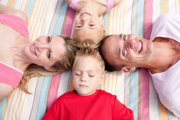 草の上に横たわって寝ている陽気な家族 — ストック写真