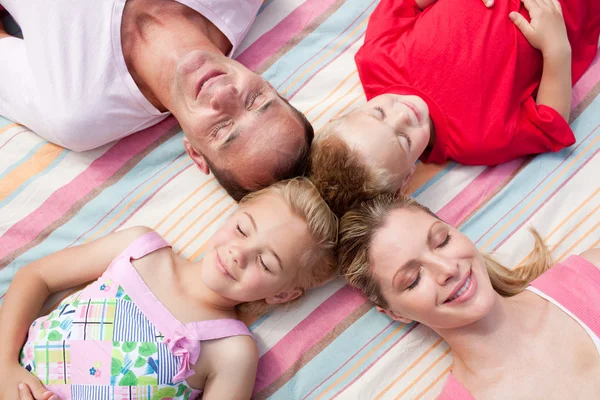 Amare la famiglia che dorme sdraiato sull'erba — Foto Stock