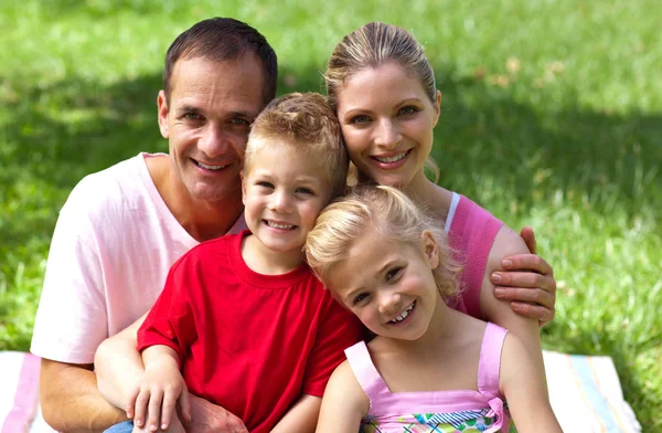 Kameraya gülümseyen mutlu bir aile Close-Up — Stok fotoğraf