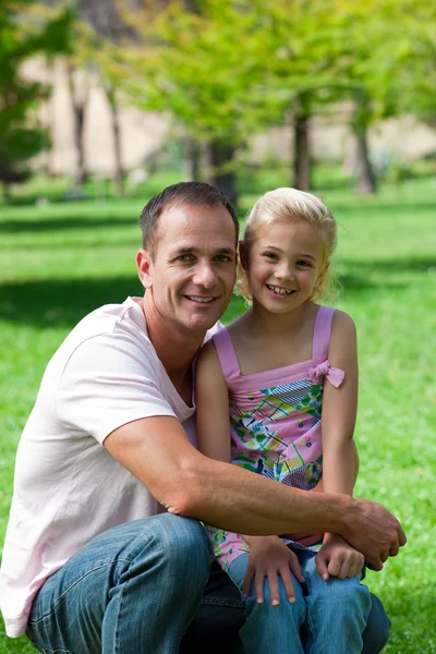 Smiling father and his daughter having a picnic — Stock Photo, Image