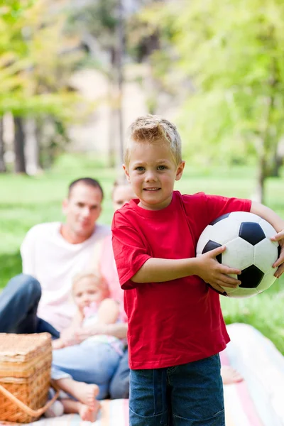 Niño sosteniendo una pelota de fútbol — Foto de Stock