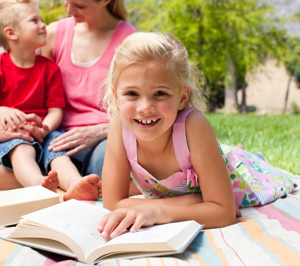Close-up van een klein meisje lezen op een picknick — Stockfoto