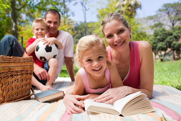 Matki i córki, czytanie, kłamstwo na piknik Obrus — Zdjęcie stockowe