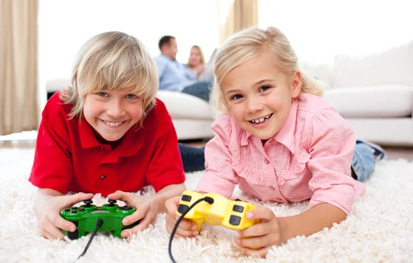 Niños jugando videojuegos — Foto de Stock