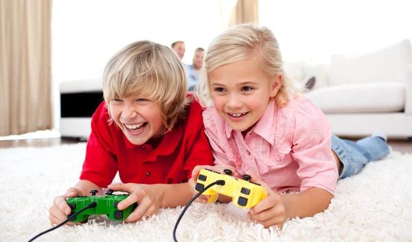 Rozkošné děti hrají videohry — Stock fotografie