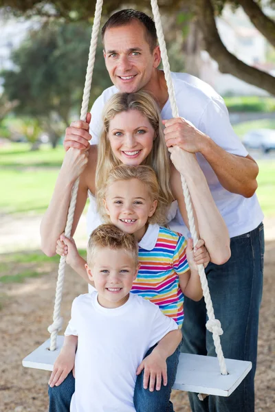 Familia feliz balanceo — Foto de Stock