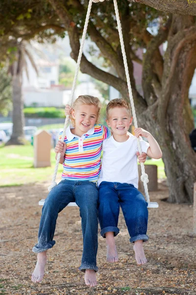 Adorables frères et sœurs qui se balancent — Photo