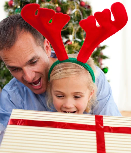 Pai e sua filha abrindo presentes de Natal — Fotografia de Stock
