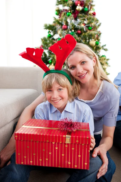 Portrét matky a její syn drží vánoční dárek — Stock fotografie