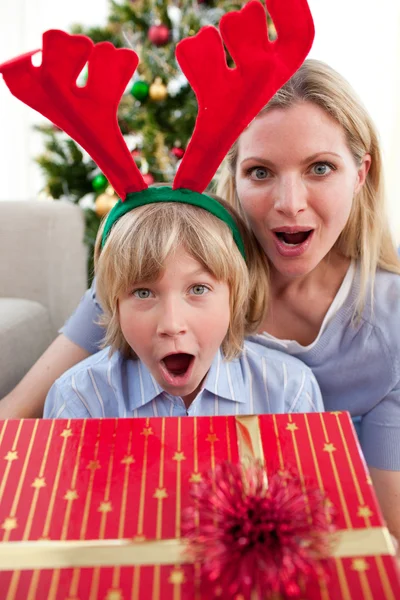 Retrato de uma mãe e filho surpresos na época do Natal — Fotografia de Stock