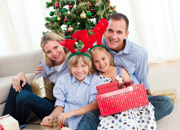 Retrato de uma família feliz na época do Natal — Fotografia de Stock