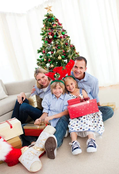 举行圣诞礼物微笑家族的肖像 — 图库照片