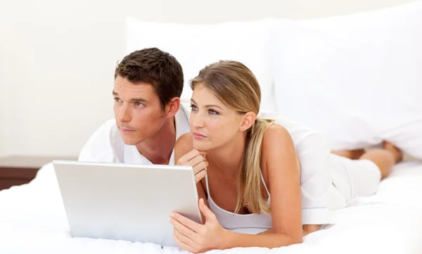 Casal íntimo usando um laptop — Fotografia de Stock