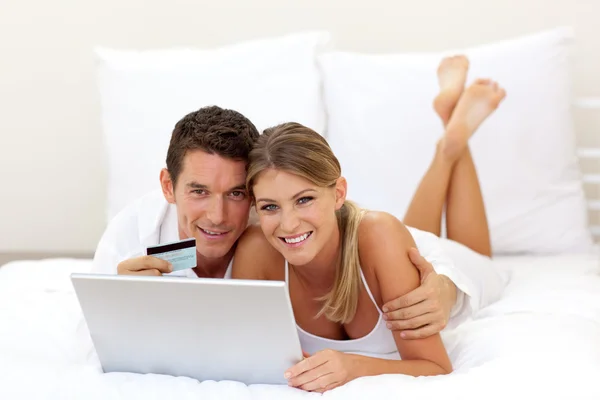 Cheerful couple shopping online — Stock Photo, Image