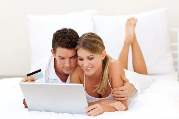 Sorrindo casal compras on-line — Fotografia de Stock