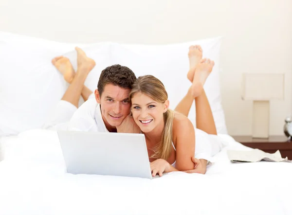 Couple heureux surfer sur Internet — Photo