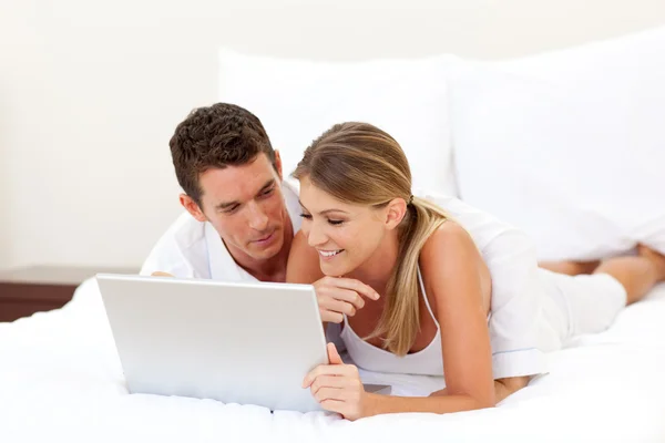 Casal afetuoso usando um laptop — Fotografia de Stock