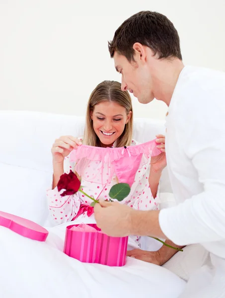 Очаровательный муж дарит подарок своей жене — стоковое фото