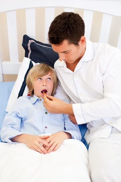 Worried father checking his son's temperature — Stock Photo, Image
