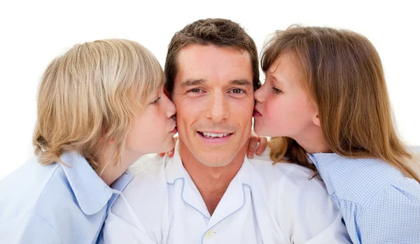 Очаровательные братья и сестры целуют своего отца — стоковое фото