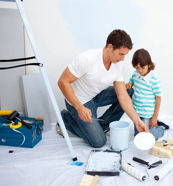 Otec a jeho syn, malování v jejich novém domě — Stock fotografie