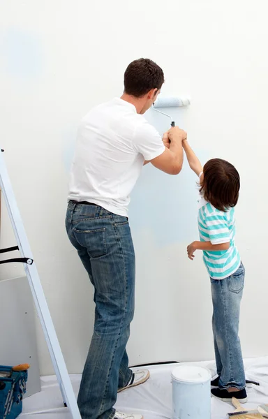 Starostlivý otec učí svého syna, jak se malovat — Stock fotografie